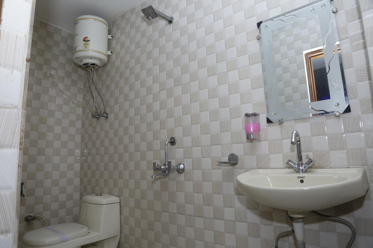 Vishal Hotel By Comfort Rooms Új-Delhi Kültér fotó