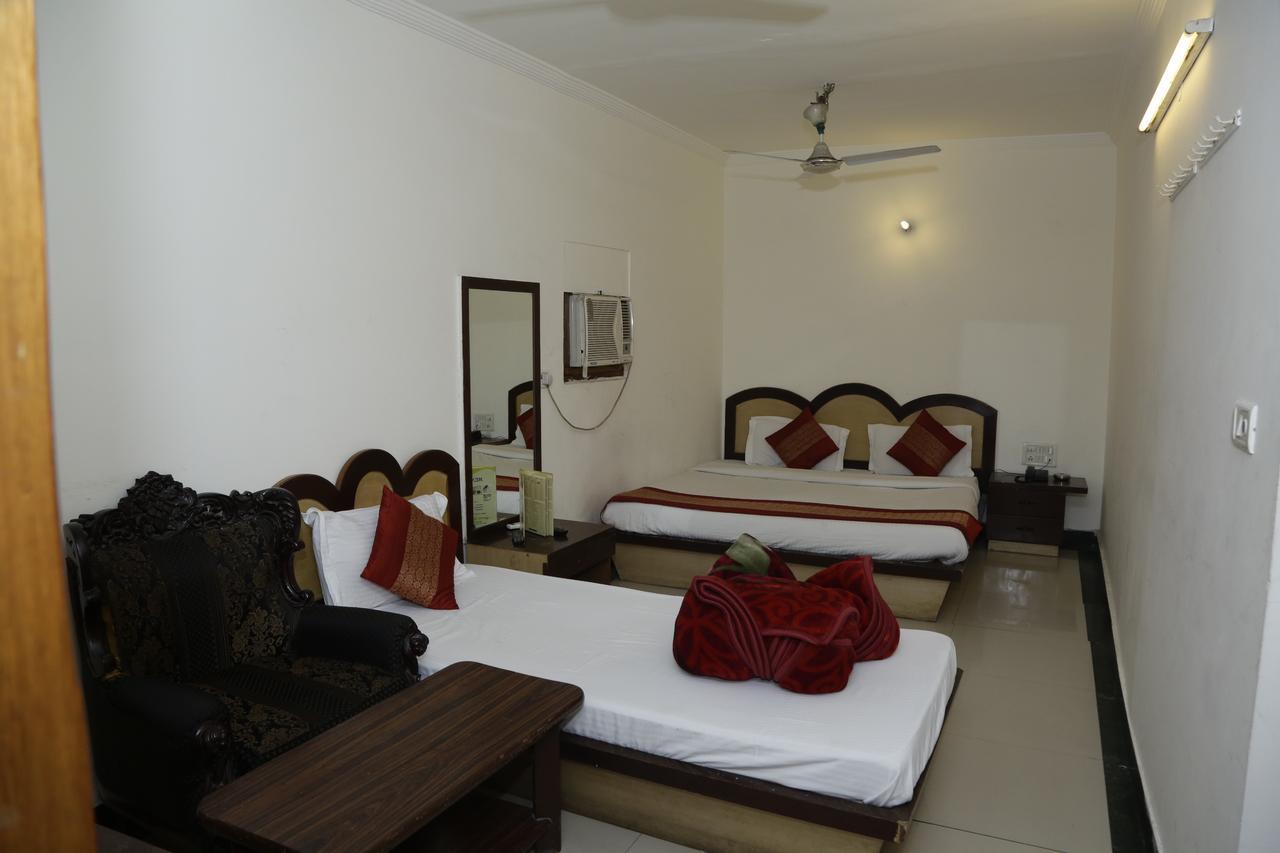 Vishal Hotel By Comfort Rooms Új-Delhi Kültér fotó